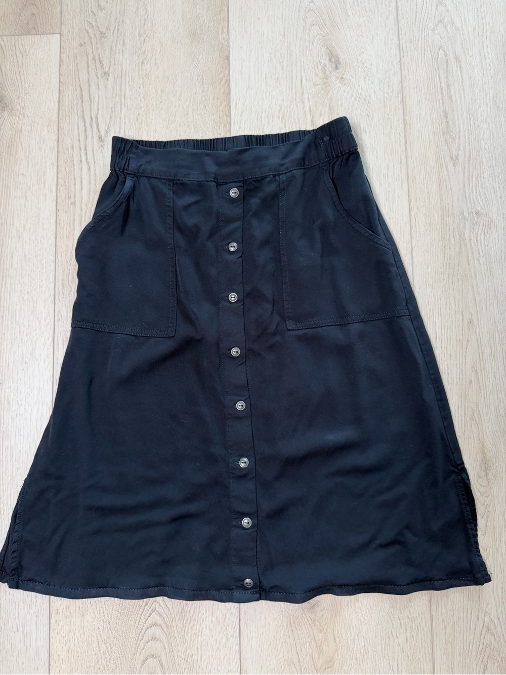 Forever 21 Black Button-Front Midi Skirt with Pockets Size S
